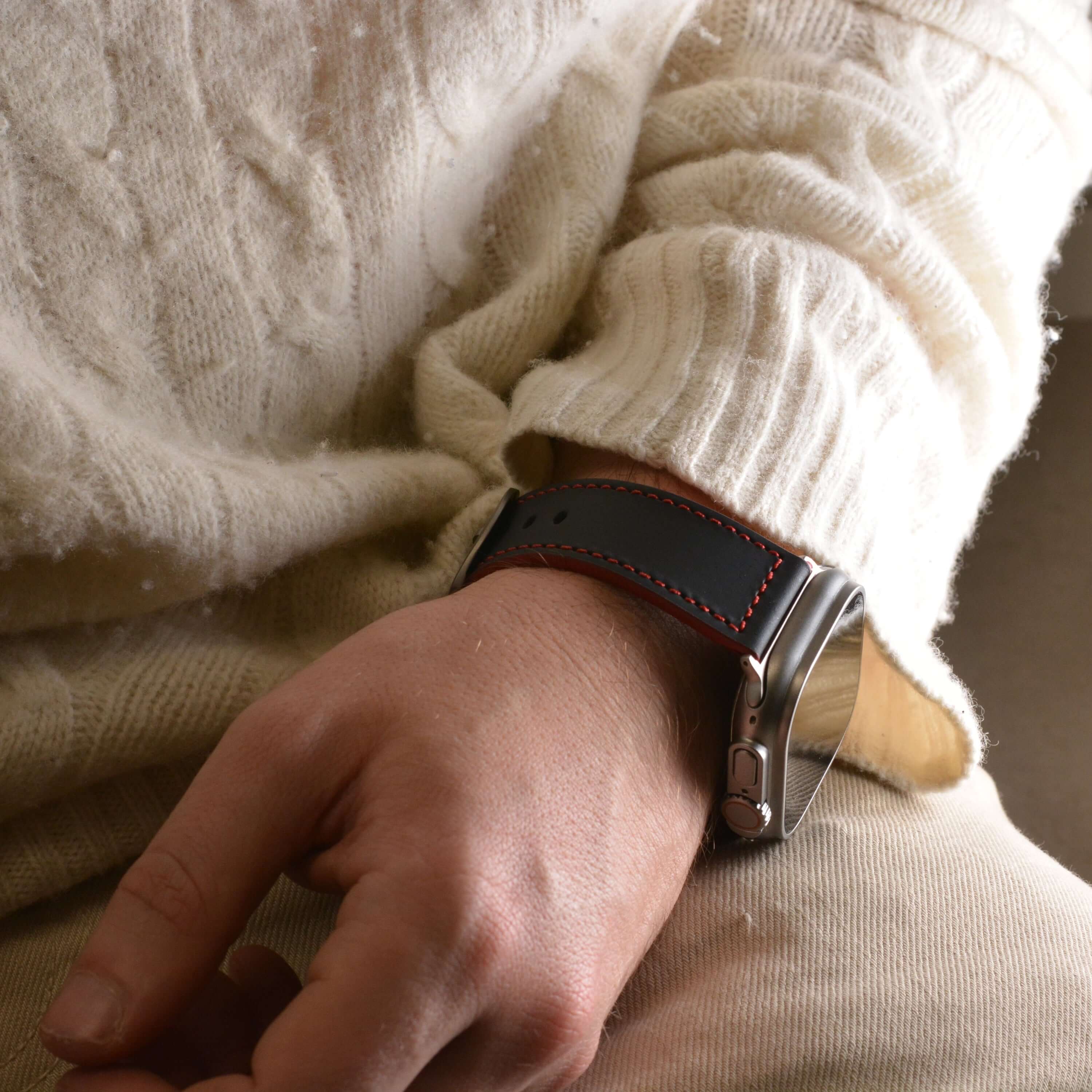 Das Apex – Apple Watch Armband aus schwarzem Motorsport-Kalbleder - Image 3