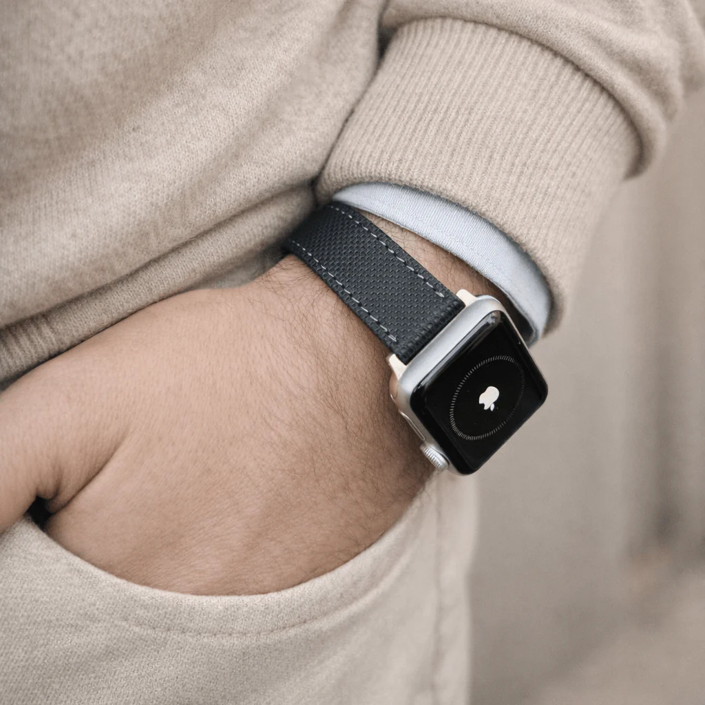 Nautilus Apple Watch Lederarmband – Schwarz, Wasserfest - Image 2