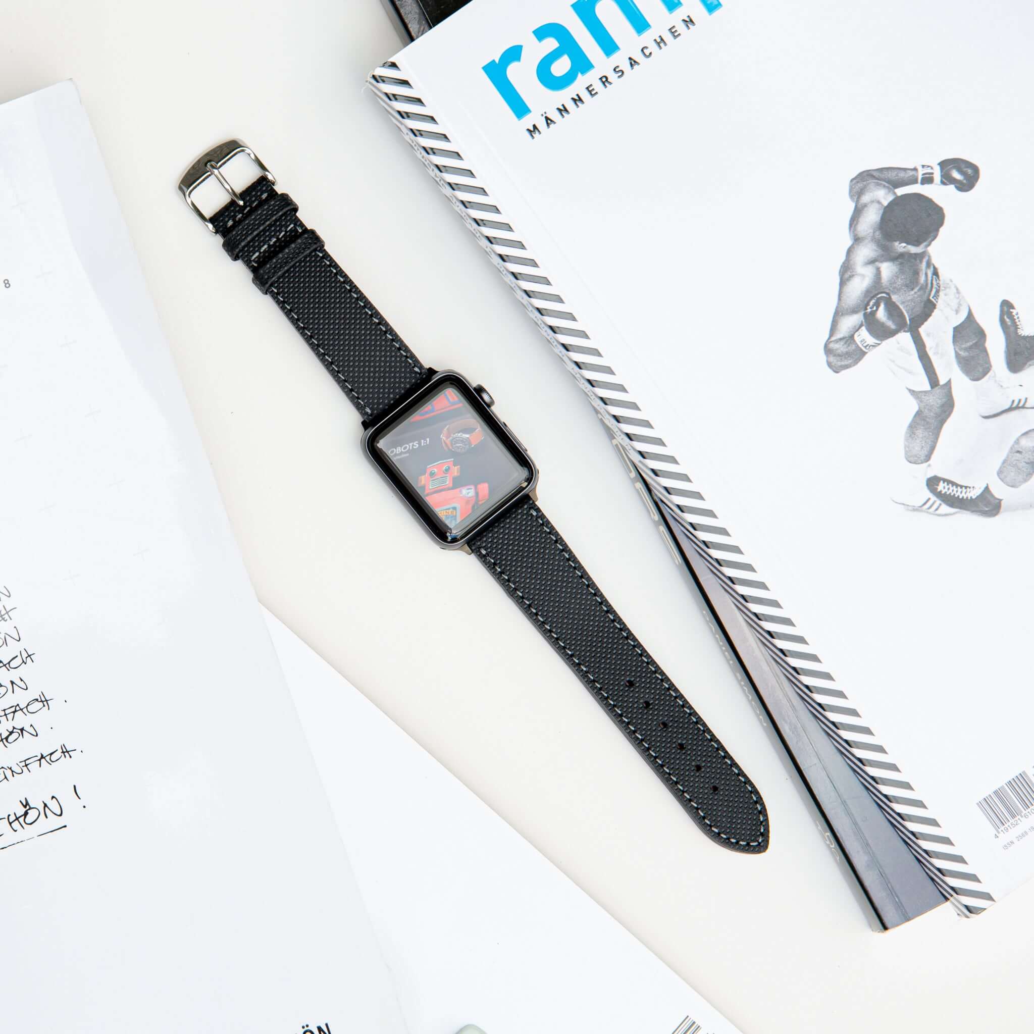 Nautilus Apple Watch Lederarmband – Schwarz, Wasserfest - Image 9