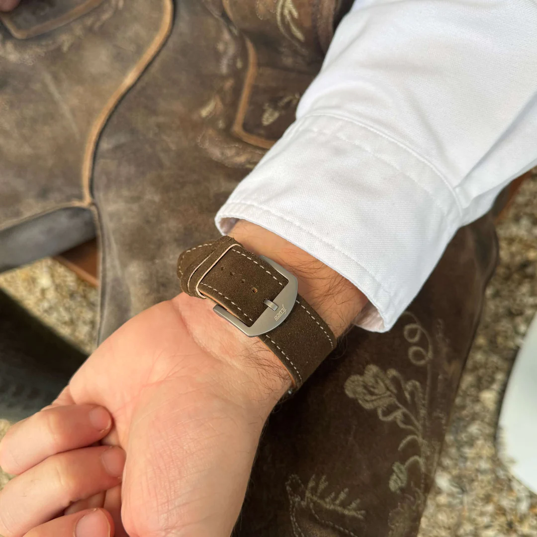 Dunkelbraunes 24mm Apple Watch Ultra Lederhosen Armband – aus altsämisch gegerbtem Hirschleder - Image 7