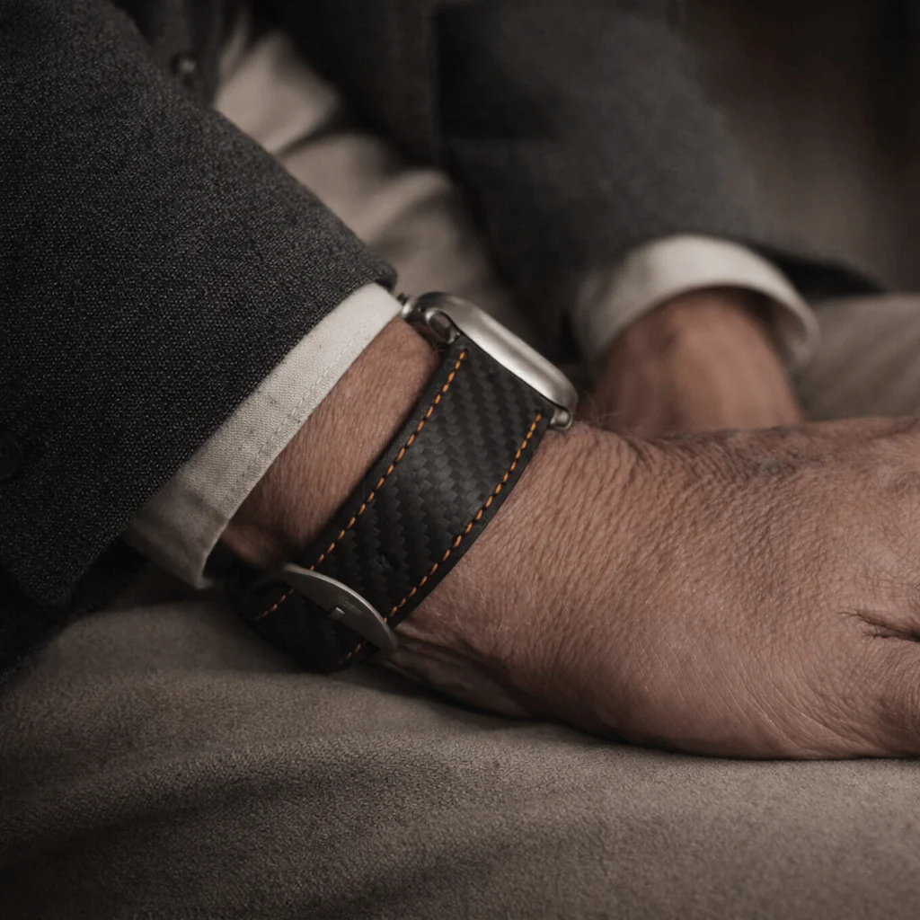 Bergwerk Carbon Orange – Apple Watch Band mit hochwertiger LederCarbon-Struktur - Image 3