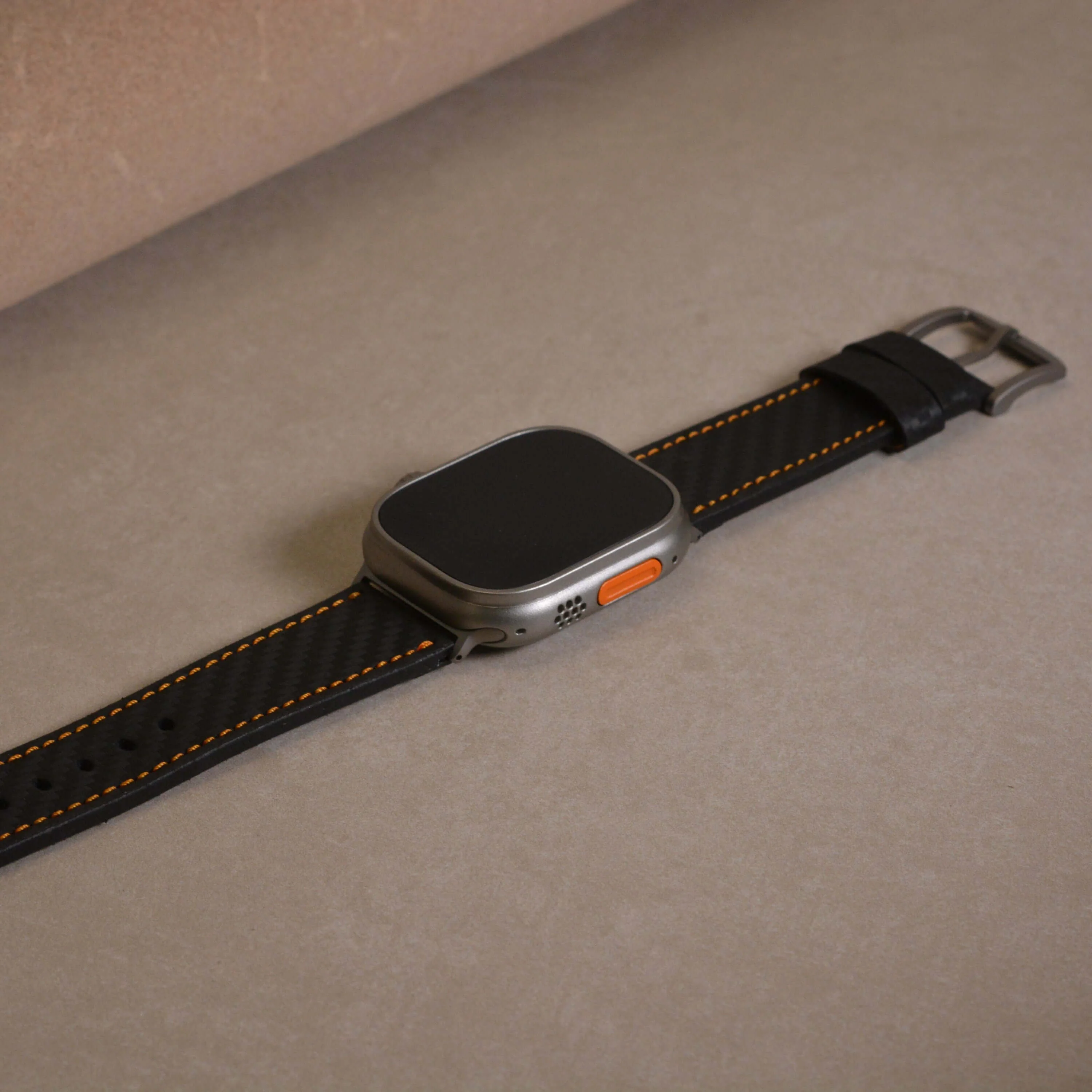 Bergwerk Carbon Orange – Apple Watch Band mit hochwertiger LederCarbon-Struktur - Image 5