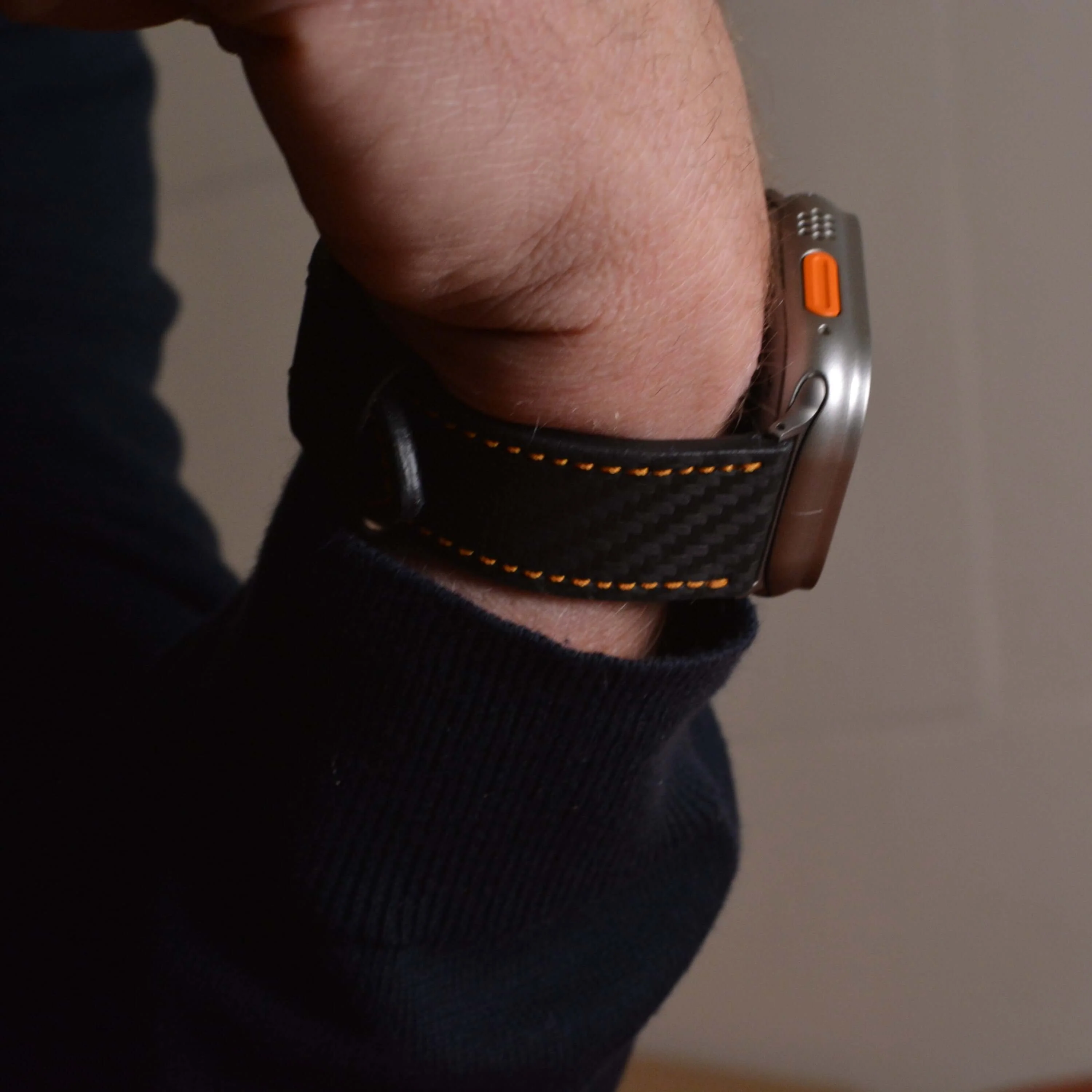 Bergwerk Carbon Orange – Apple Watch Band mit hochwertiger LederCarbon-Struktur - Image 8