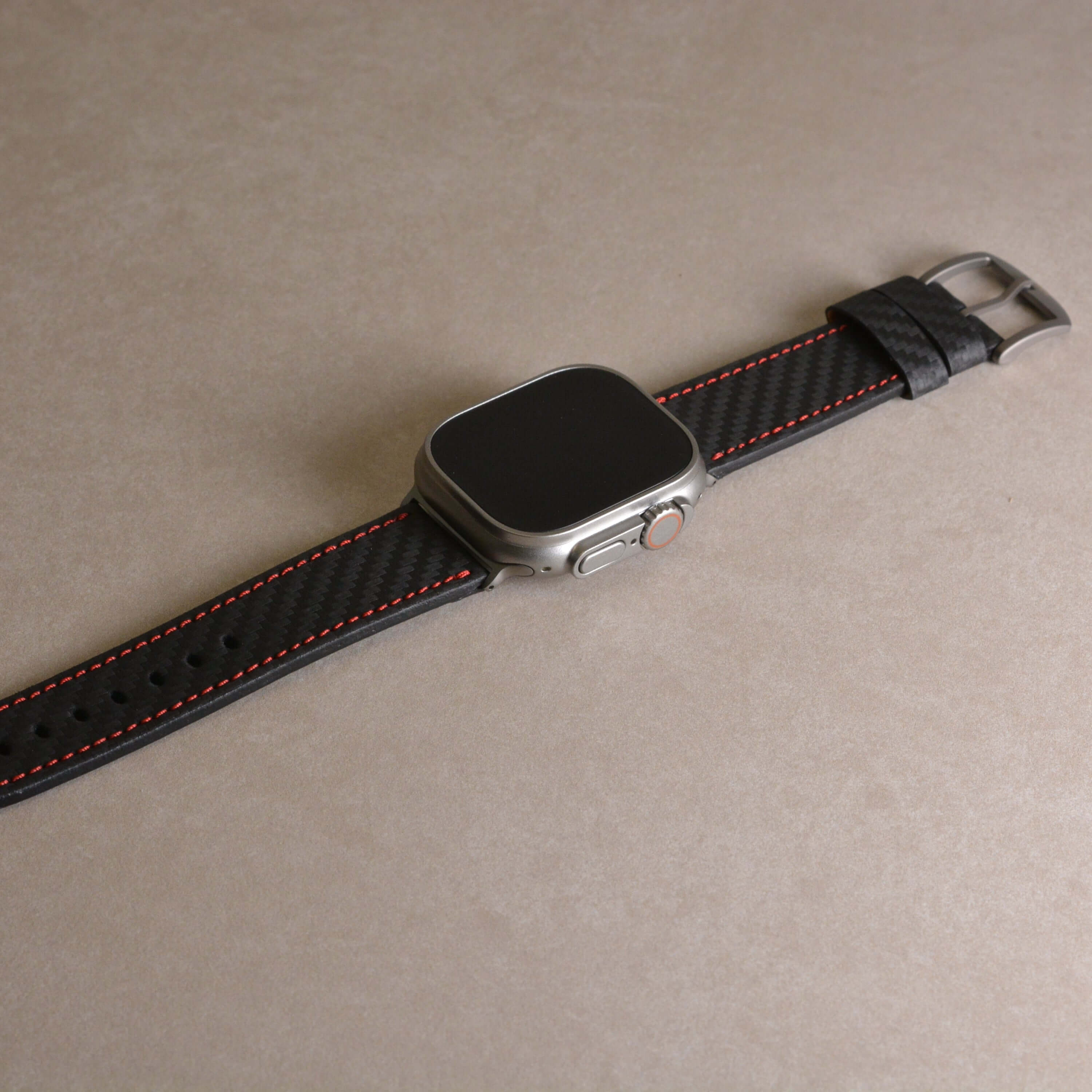 Bergwerk Carbon Rot – Apple Watch Band mit hochwertiger LederCarbon-Struktur - Image 6