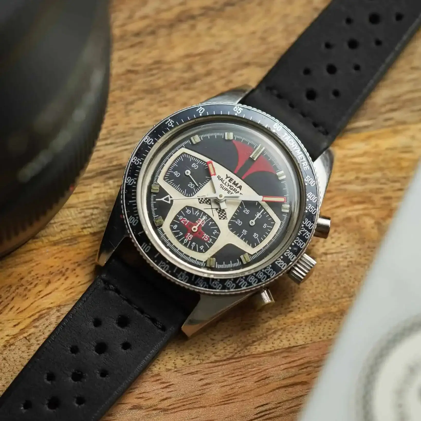 Paris Racing – Armband aus Barenia-Leder mit sportlicher Lochprägung - Image 5